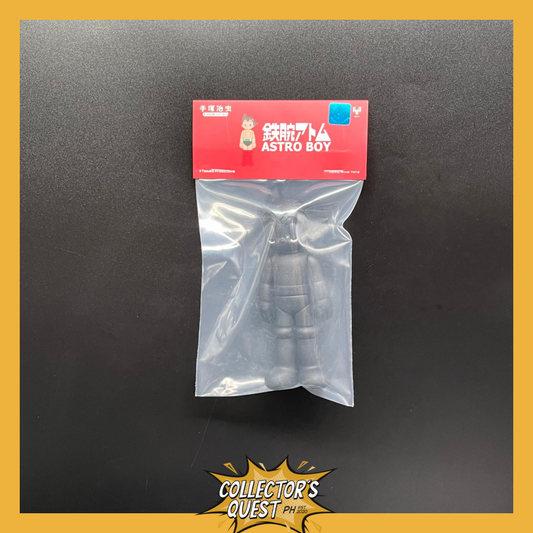 (IN STOCK) 4224 Hung Hing Toys Astro Boy Standing Eye Close Black Vinyl Figure