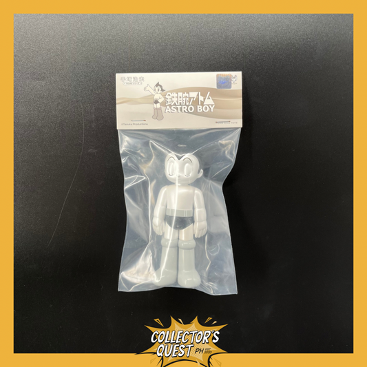 (IN STOCK) 2483 Hung Hing Toys Astro Boy Standing Pearl Black Eyes Closed Vinyl Figure