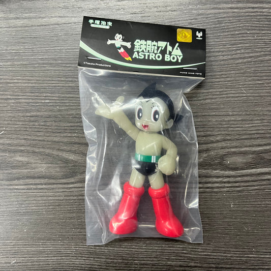 (IN STOCK) Hung Hing Toys Astro Boy Collection Luminous Welcome Vinyl Figure